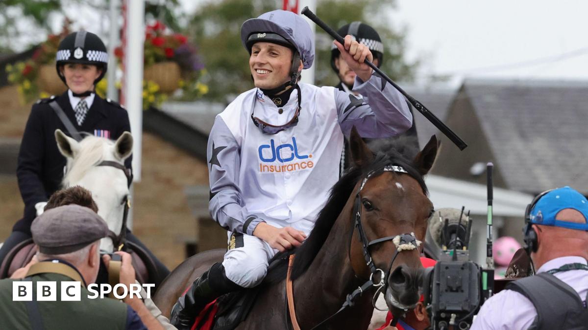 Run Boy Run wins Ayr Gold Cup after Candy wins Silver Cup